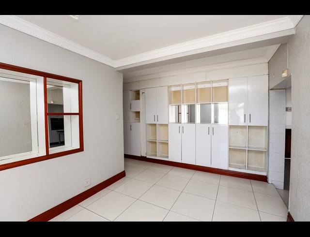 6M² BUILDING FOR SALE IN SYDENHAM
